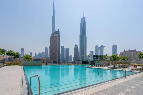Bazén v ubytování GuestReady - Serenity Overlooking Burj Khalifa nebo v jeho okolí