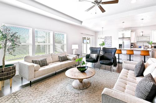Χώρος καθιστικού στο Exquisite 3BD 2BA Vacation Nest by The Village at Meridian