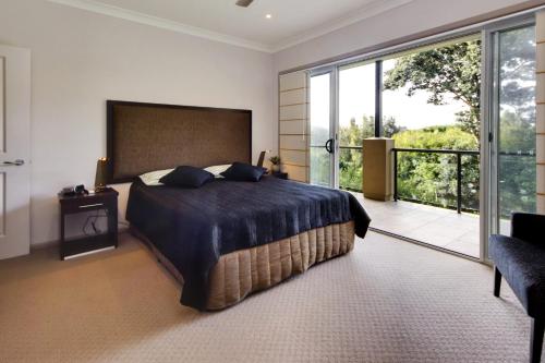 西南岩Front Creek Unit 5 of 16 Paragon Ave South West Rocks - No Sheets or Towels Provided的一间带大床的卧室和一个阳台