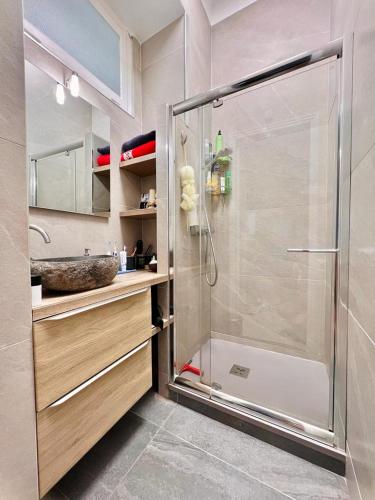 une salle de bain avec une douche avec une porte vitrée dans l'établissement Centre heart of CAnnes, à Cannes