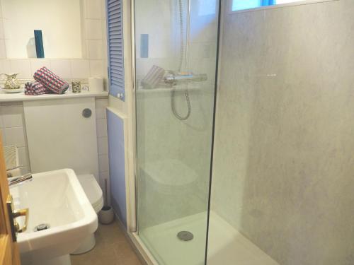 Un baño con ducha, inodoro y lavabo. en The Packing House, en Severn Stoke