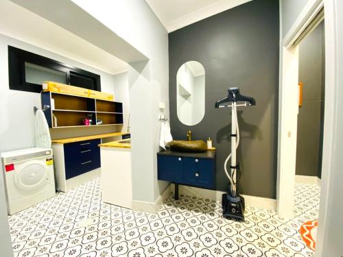 a bathroom with a blue sink and a mirror at The Gabby's Holiday House in Nuriootpa