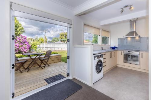 A kitchen or kitchenette at 2 Bedroom Home away from Home near CBD & private parking