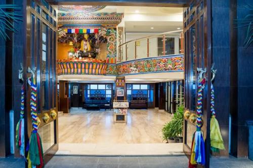 een grote kamer met uitzicht op een lobby bij Staynest gangtok 300 mtr from MALL ROAD in Gangtok