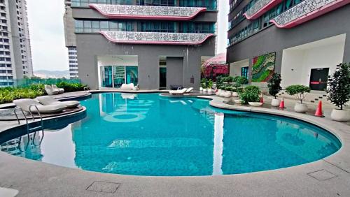 einem großen Pool vor einem Gebäude in der Unterkunft Homestay Ampang - Arte Plus at Jalan Ampang in Kuala Lumpur