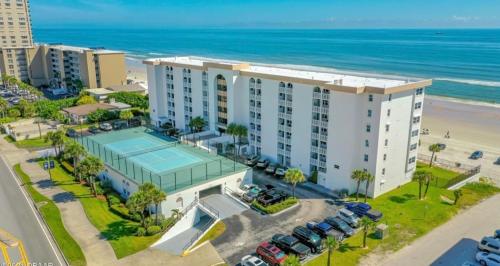 z powietrza widok na hotel i plażę w obiekcie Beach Oasis 601 Gorgeous Ocean front Ocean view for 10 sleeps up to 14 w mieście Daytona Beach