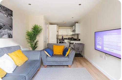 salon z kanapą i dużym ekranem w obiekcie Luxury Central London Apartment w Londynie