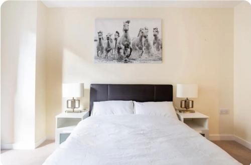 - une chambre avec un lit, 2 tables de nuit et 2 lampes dans l'établissement Luxury Central London Apartment, à Londres