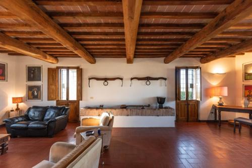 Villa Cucule في سيينا: غرفة معيشة مع أريكة وطاولة