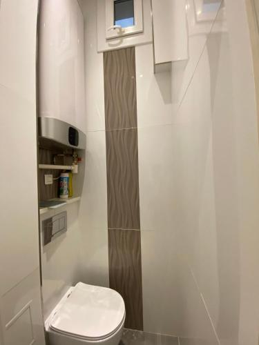 Elle comprend une petite salle de bains pourvue de toilettes et d'une fenêtre. dans l'établissement Gobelins, à Paris