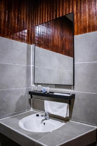 a bathroom with a sink and a mirror at Timba Garden FREE TOWN AND JETTY TRANSPORT in Semporna