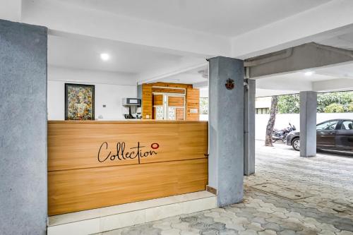 un restaurant avec une porte de garage en bois dans l'établissement Hotel Seven Hills, à Dāpuri