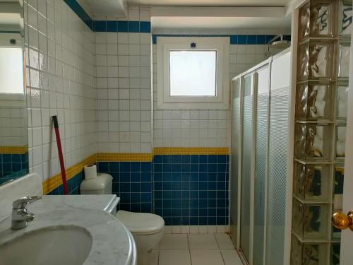 łazienka z toaletą, umywalką i oknem w obiekcie Naama Bay, 2BR Pool and sea view, Center Naama Bay Sharm El-Sheikh w Szarm el-Szejk