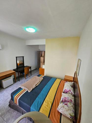 - une chambre avec un lit et un bureau avec un piano dans l'établissement Senorita Sea View At Ocean View Resort, à Port Dickson