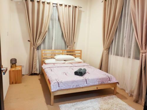 1 dormitorio con 1 cama con sombrero en Al Hidayah Suite en Bandar Seri Begawan