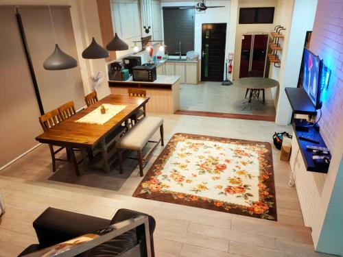 Al Hidayah Suite في بندر سيري بيغاوان: غرفة معيشة مع طاولة طعام ومطبخ