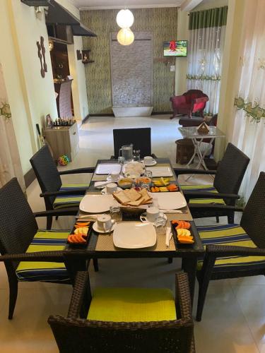 a dining room table with chairs and a tableasteryasteryasteryasteryasteryasteryastery at Hotel Tinaya in Dambulla