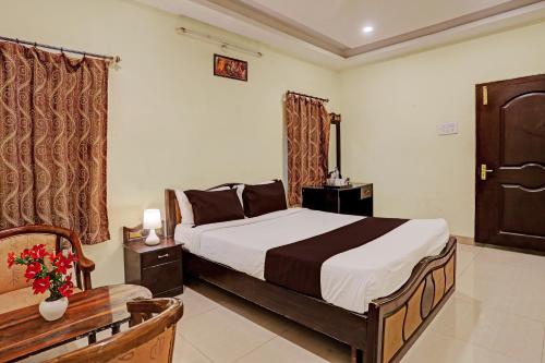 - une chambre avec un lit, une table et une fenêtre dans l'établissement OYO Ritesh Grand, à Hyderabad