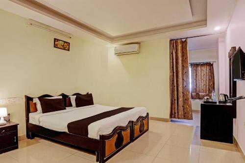 - une chambre avec un grand lit et une salle de bains dans l'établissement OYO Ritesh Grand, à Hyderabad