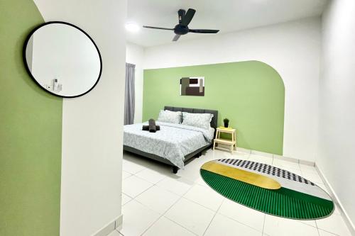 een slaapkamer met een bed en een surfplank op de vloer bij Axis Crown Residence Near KLCC in Kuala Lumpur