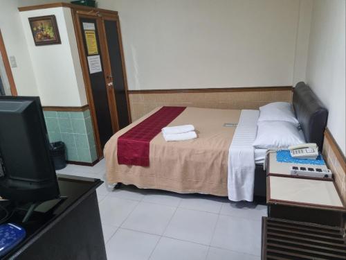 Un pat sau paturi într-o cameră la Tiger Hotel