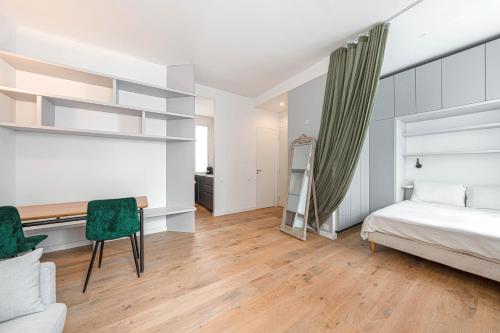 Schlafzimmer mit einem Bett und einem Schreibtisch in der Unterkunft Appartement Architecte Catalans- Bord de mer in Marseille