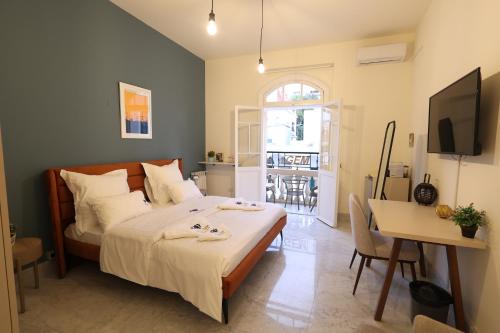 - une chambre avec un lit, une table et un bureau dans l'établissement THE GEM BOUTIQUE HOTEL, à Beyrouth