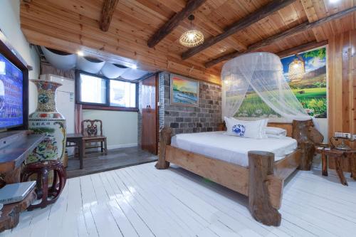 1 dormitorio con 1 cama en una habitación de madera en Zhoujia Hostel en Zhangjiajie