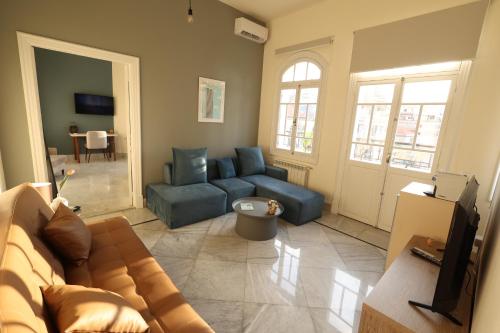 sala de estar con sofá, silla y mesa en THE GEM BOUTIQUE HOTEL en Beirut