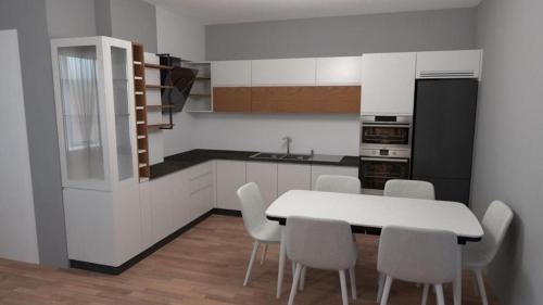 Private Apartament in Peshkopi, Albania في Peshkopi: مطبخ بطاولة بيضاء وكراسي بيضاء