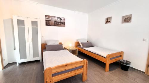 una habitación con dos camas en una habitación en Ferienwohnung-Muehlenbach, en Harburg