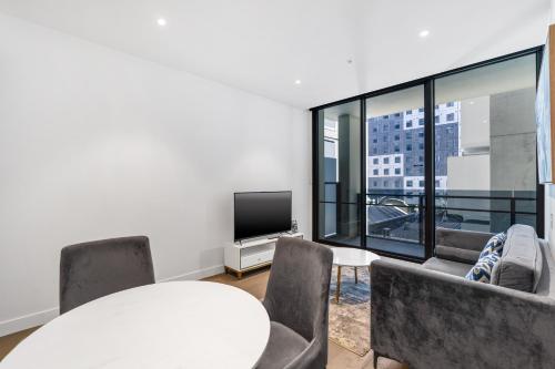 The Eminence Apartments by CLLIXにあるテレビまたはエンターテインメントセンター