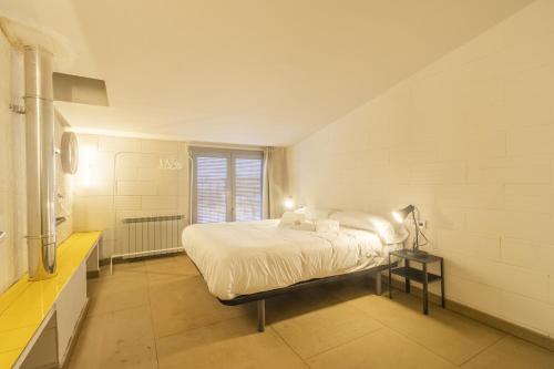 1 dormitorio con cama y ventana en Ca la Francesa, en Juncosa