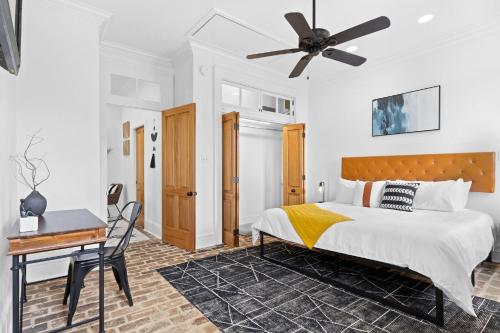 - une chambre avec un lit, un bureau et un ventilateur de plafond dans l'établissement Sophisticated On Salcedo, à La Nouvelle-Orléans