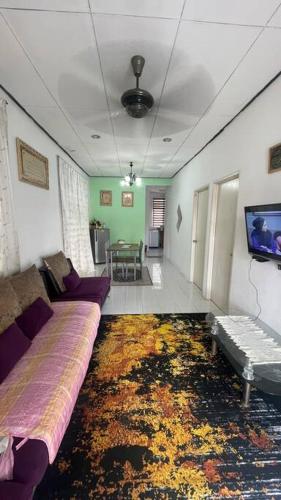 un soggiorno con divano e tappeto di Homestay D'Putra Bertam a Kepala Batas