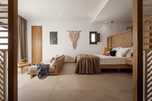 una camera con letto e divano di Sundunes Hotel Naxos a Plaka