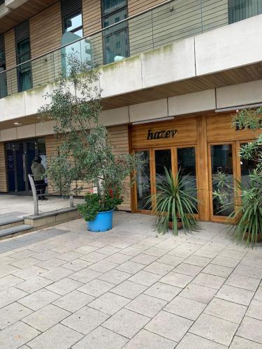 una tienda de Harley con plantas delante de ella en Ravishing Riverside 2-Bed Rental in Canary Wharf en Londres