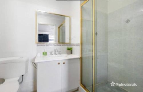 Un baño de Somerville Secure Accommodation