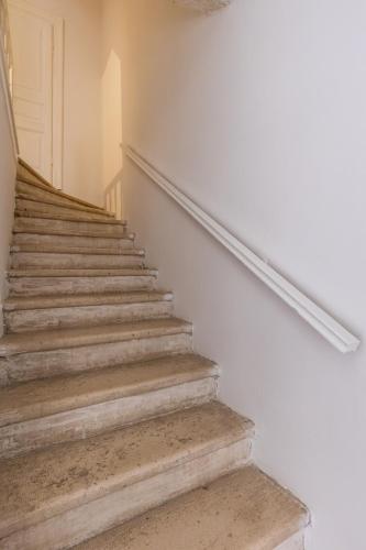 een trap met een witte deur bij B&B BUZA HOUSE in Dubrovnik