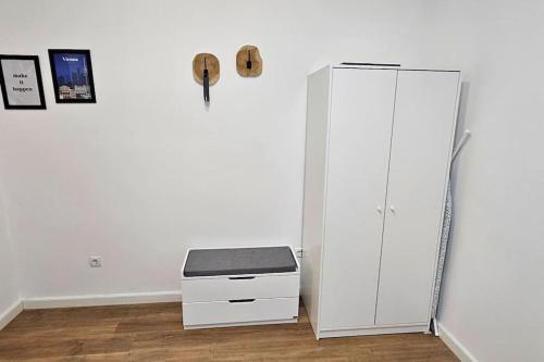 una camera con armadio bianco e piano cottura di Cityline Suite 10 min to Center a Vienna