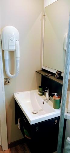 Ένα μπάνιο στο HappyMobilhome Argelès-sur-mer -plage à 500m- Camping 4 étoiles Del Mar