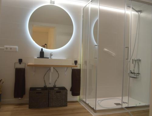 a bathroom with a glass shower and a mirror at Excepcional Apartamento AMANECER CABO a pie de playa y mar,NUEVO A ESTRENAR in Alicante