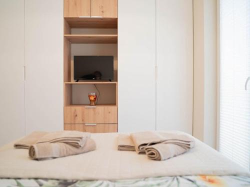 una cama con dos almohadas encima en Apartament Morski Wiatr, en Ustronie Morskie