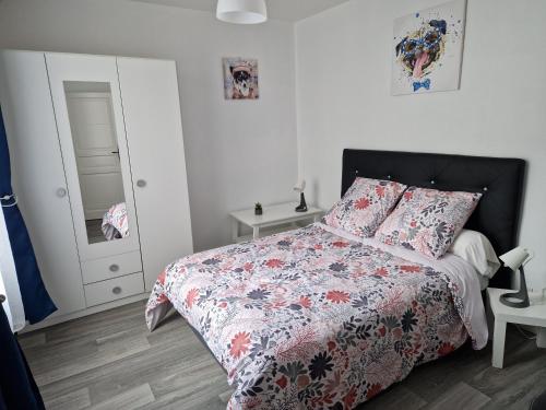 une chambre avec un lit, une commode et un miroir dans l'établissement T3 Hypercentre Troyes idéalement situé, à Troyes