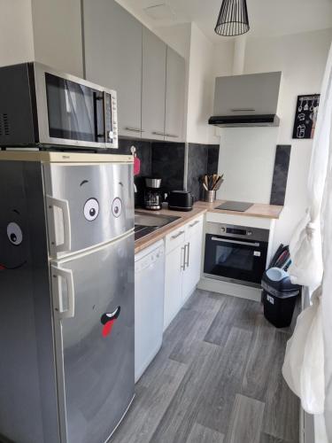 Il comprend une cuisine équipée d'un réfrigérateur. dans l'établissement T3 Hypercentre Troyes idéalement situé, à Troyes