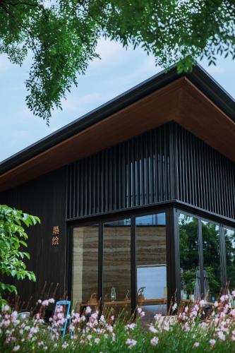 Gallery image of Mogan Valley Resort in Deqing