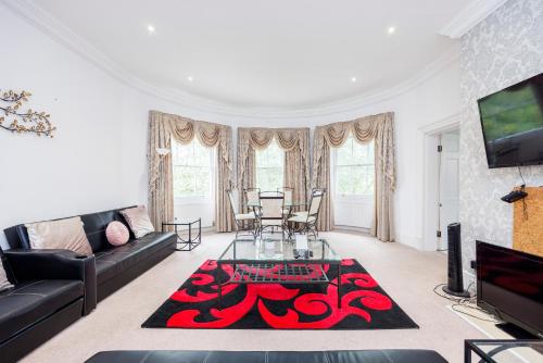 sala de estar con sofá y mesa en Larger Groups Excel Canary Wharf Apartments with Parking, en Londres