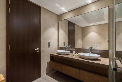 Koupelna v ubytování Luton Vacation Homes - Tranquil 2BR Haven in the Heart of Dubai Marina- 28AB04
