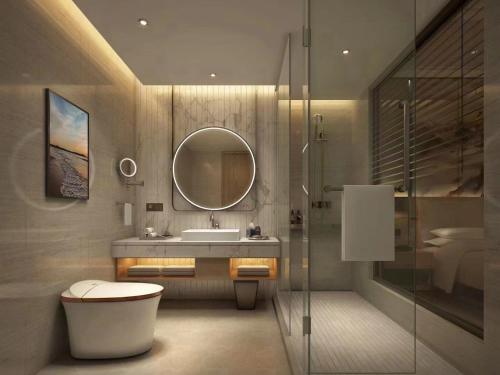 y baño con lavabo, espejo y ducha. en Vienna International Hotel - Changsha Yuelu Lugu Hi-Tech Zone en Changsha