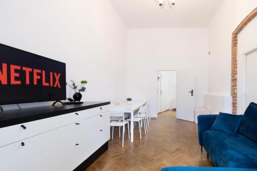 sala de estar con sofá azul y mesa en Apartments Studencka Street, Next to Planty Park en Cracovia